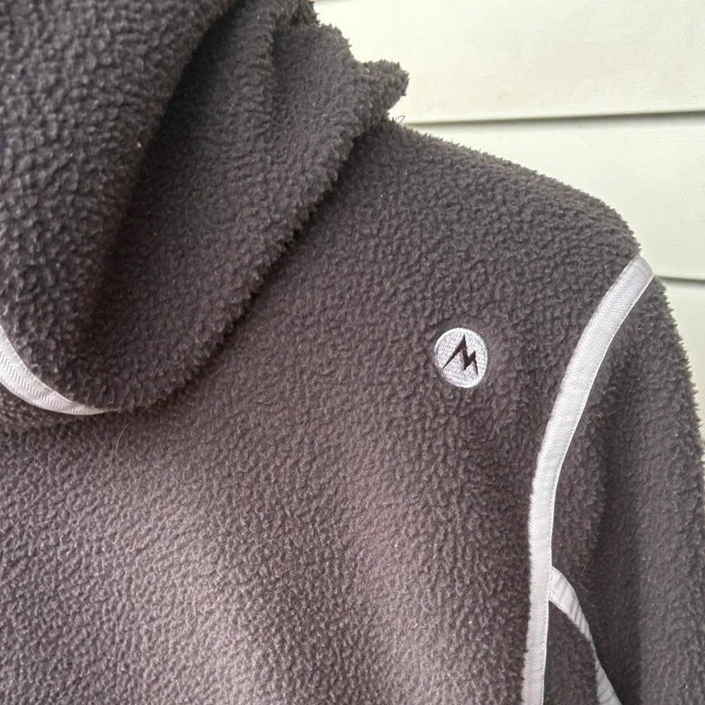 Marmot Charcoal Fleece Pullover. Large. Great condition.